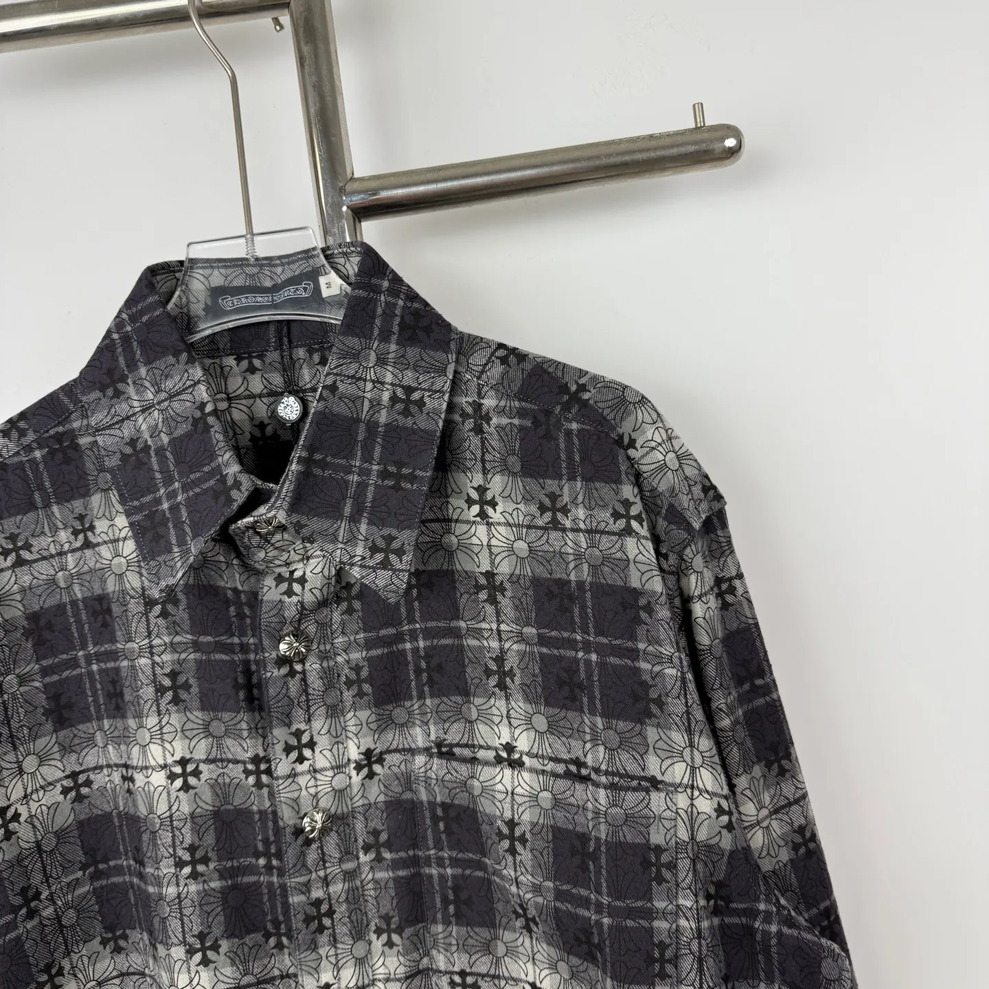 P230 💰Model number B26 Chrome Hearts classic cashew flower cross all-over printed jacquard long-sleeved top couple casual shirt 1️⃣Customized original jacquard fabric, high-quality pure cotton jacquard plaid fabric, soft and comfortable to the touch, a very high-quality fabric! 2️⃣The details of the workmanship are perfectly controlled. The lining is made of vest hemming, and the cuffs are made of double cross leather labels. It is different from the ordinary version. The collar is also designed with interlining, which shows high-end fashion and personality. The style is fashionable, simple and elegant, and it is a very versatile jacket! 4⃣️Complete accessories, all customized with original versions! Same style for men and women Color: cashew black Size: S, M, L, XL